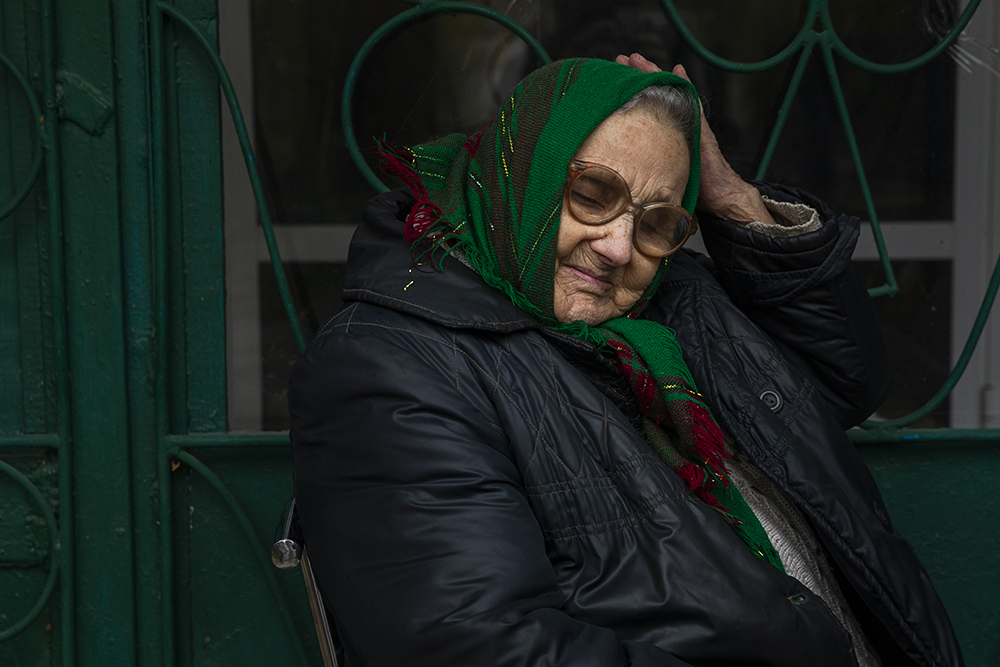 An elderly woman waiting to be evacuated from a care center in Toretsk
