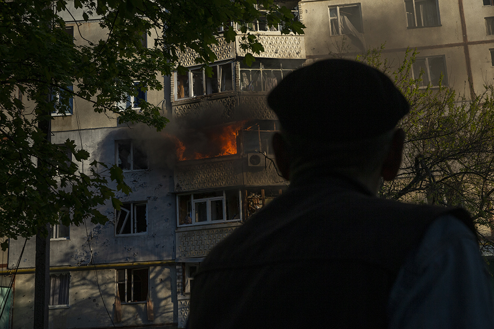 Man watches neighbors home burn in Saltivka